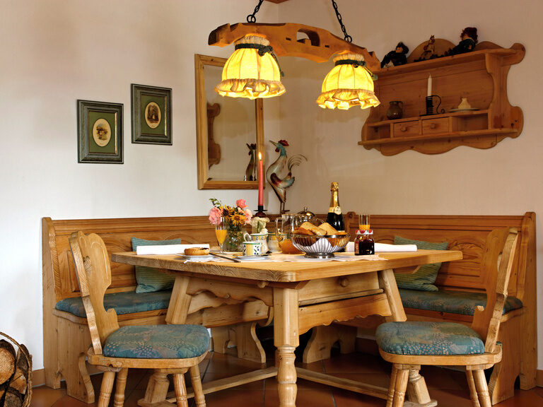 Ferienwohnung Riederin  -  Wohnküche mit großem Holztisch und gemütlicher Eckbank