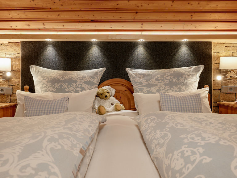 Schlafzimmer der Ferienwohnung Silberberg im Chalet-Stil bei Ferienwohnungen Kirchberger in Bodenmais