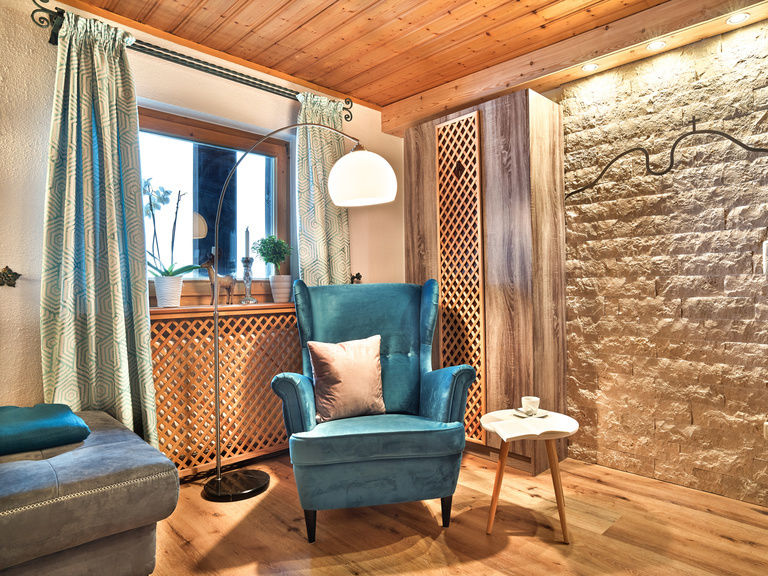 Ohrenbackensessel im modernen Wohnzimmer der Ferienwohnung Silberberg in Bodenmais