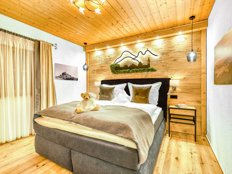 Modern eingerichtetes Schlafzimmer mit Boxspringbett in der Ferienwohnung Hochzell in Bodenmais