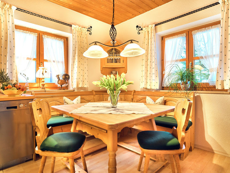 Gemütliche bayerische Eckbank in der Wohnküche unserer Ferienwohnung Hochzell in Bodenmais