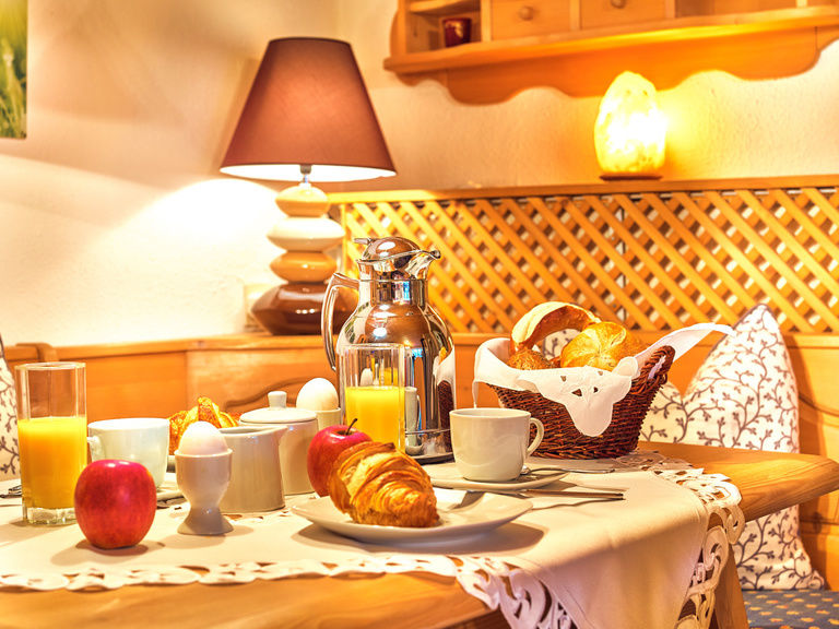Gemütliche Eckbank mit Frühstückstisch in der Ferienwohnung Kronberg