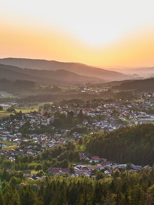 Panoramabild vom Silberberg auf Bodenmais mit Sonnenuntergang